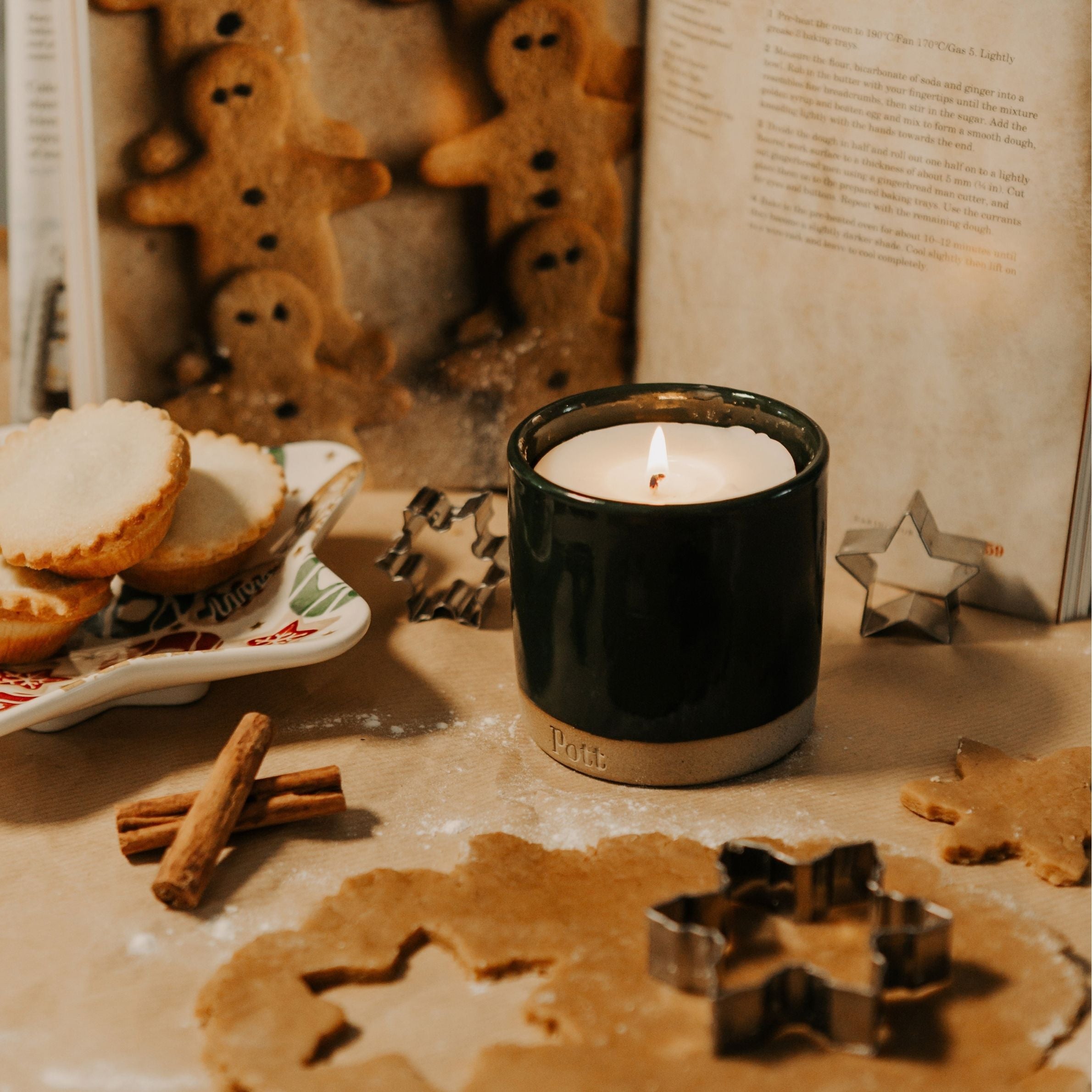 Holly_Noel-Candle-Standard.jpg